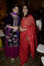 Shobha De at Sahchari foundation show by designer Meera and Musaffar Ali on 22nd Oct 2012 (177).JPG